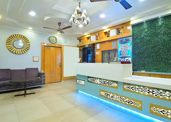 Glow Inn Paharganj-3 Mins Walk From Railway Station