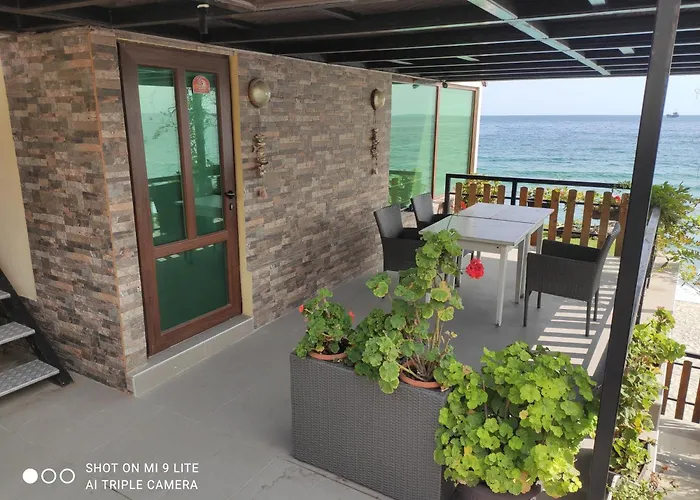 Hemingway Rooms In Happy Beach