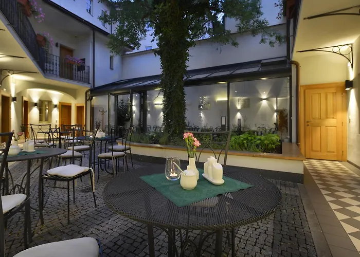 Hotel At The White Lily