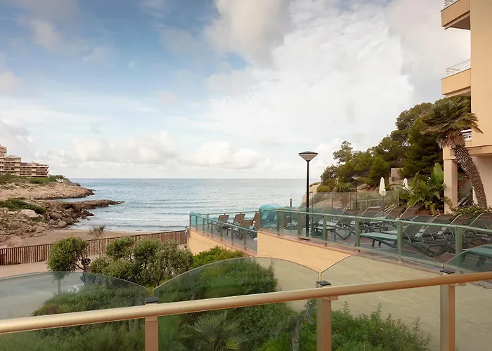 Beach hotel: Hotel Cala Font