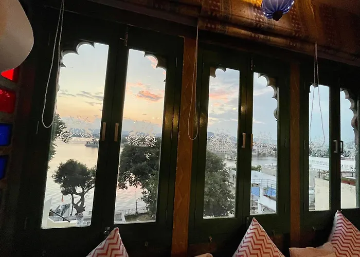 Cheap hotels Sheeshmahal By Oladar