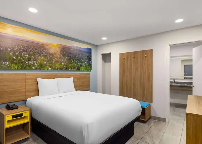 Days-Inn By Wyndham Bakersfield