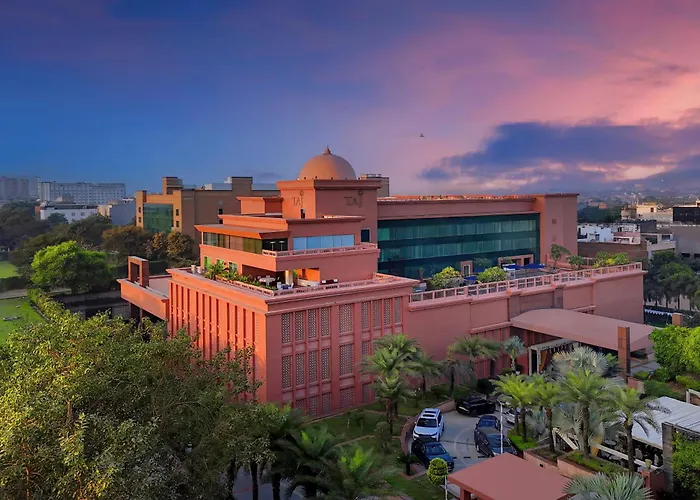 Hotel with pool: Taj Agra