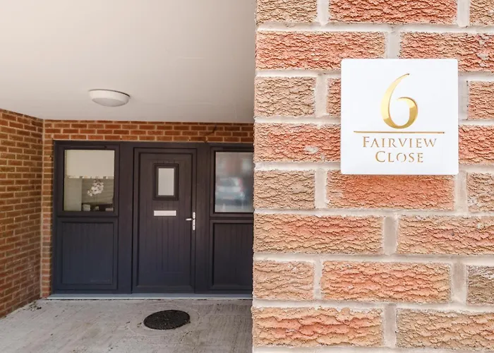 Pet Friendly hotel: The Nook, Fairview, Cheltenham Town Centre-Parking & Garden