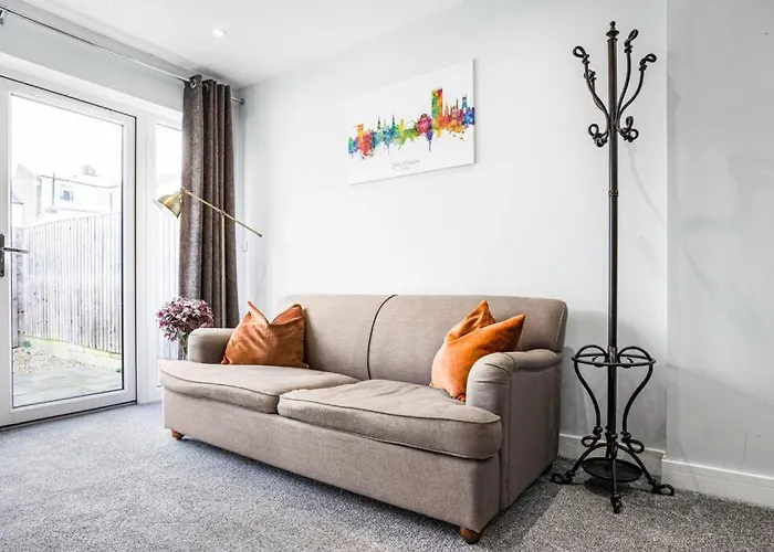 Pet Friendly hotel: The Nook, Fairview, Cheltenham Town Centre-Parking & Garden
