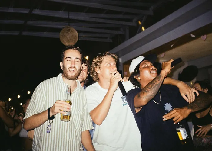 Surf & Party - Hostel Somewhere Else