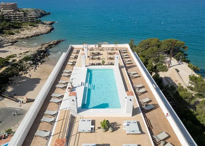 Beach hotel: Hotel Cala Font