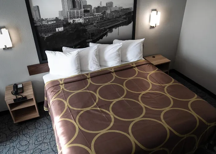 Super 8 By Wyndham Antioch/ South East
