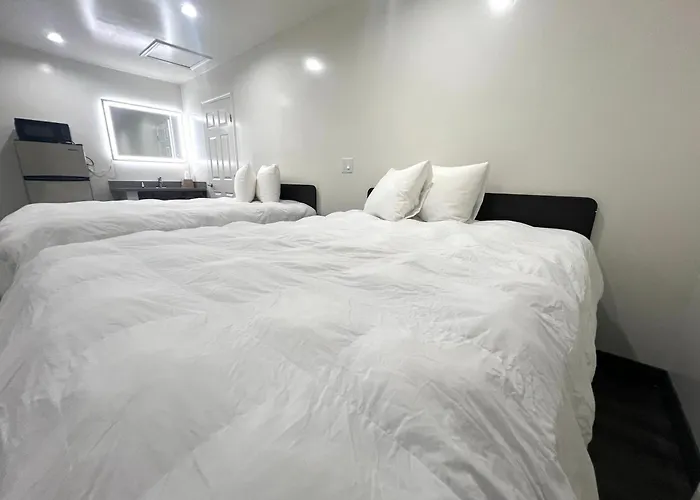 Cheap hotel: Newport Bay Inn