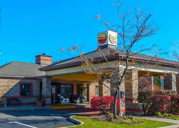 Comfort Inn & Suites Erie - Splash Lagoon Indoor Waterpark