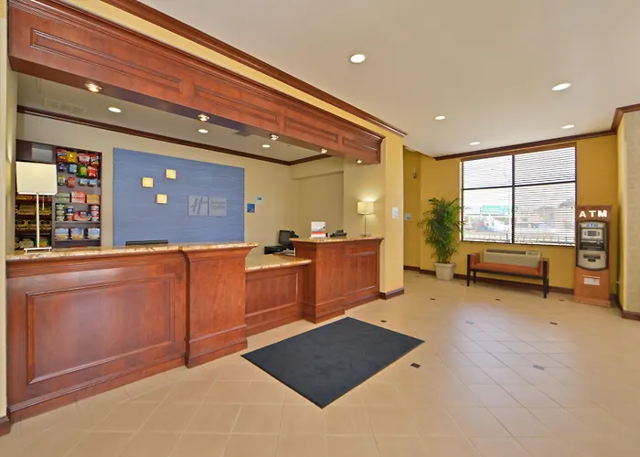 3 star hotel: Holiday Inn Express Laguardia Airport, An Ihg Hotel