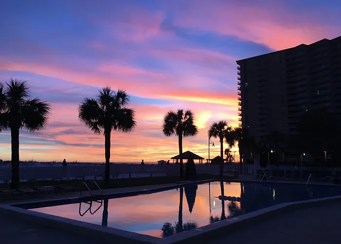 Beach hotel: Getaways At Destin Holiday Beach Resort