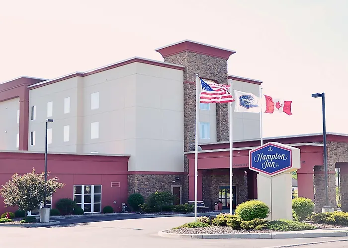 Hotel with pool: Hampton Inn Watertown