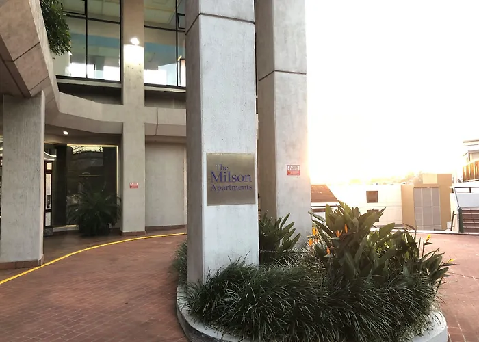 Hotel with pool: Milson Serviced Apartments