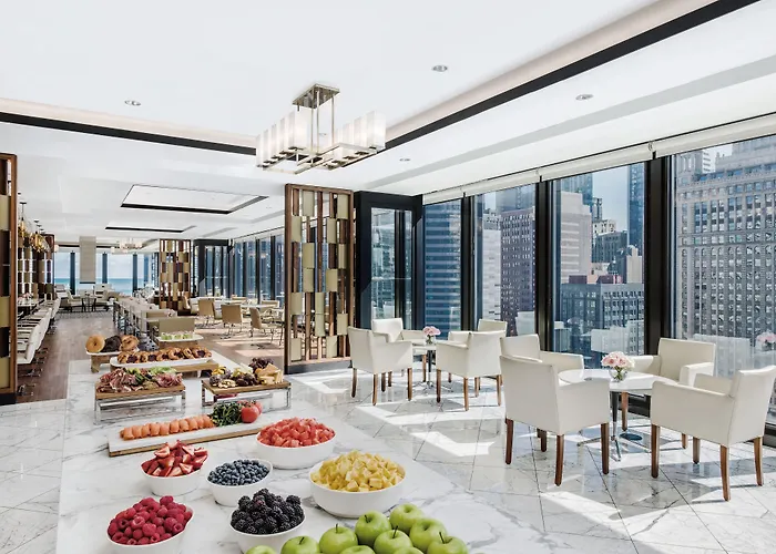 Hotel with pool: The Langham Chicago