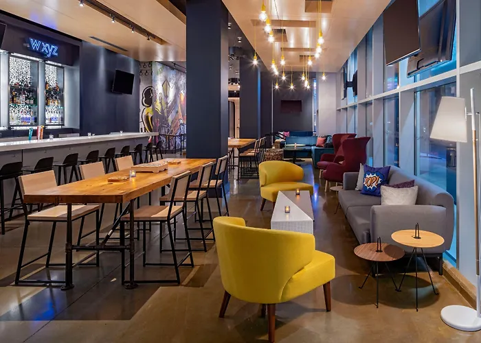 Hotel with pool: Aloft New Orleans Downtown