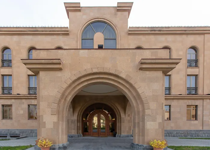 Latar Hotel Complex