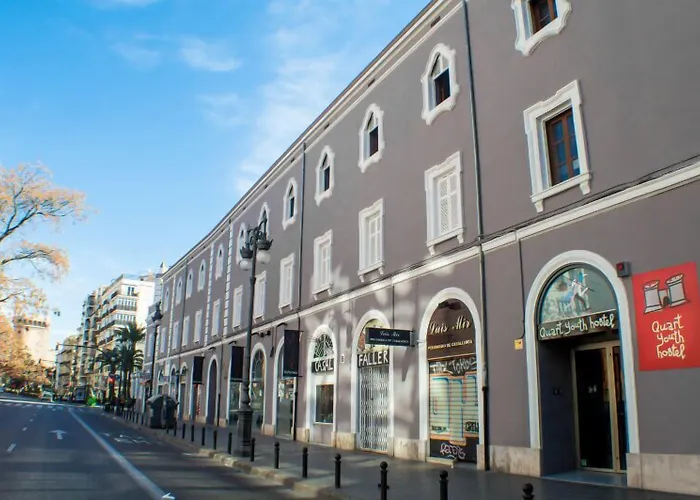 Quart Youth Hostel & Apartments