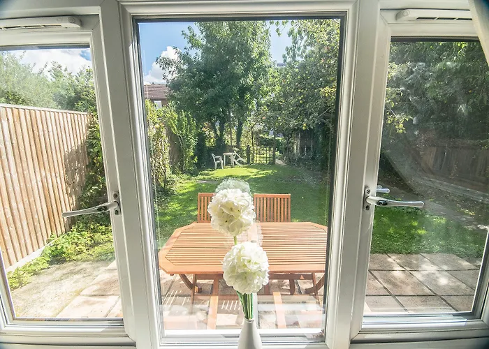 Wimbledon Town Centre Garden With Private Parking - Sleeps 5