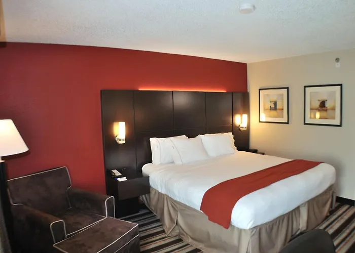 Hotel with Tennis: Holiday Inn Express Nashville W-I40 By Ihg