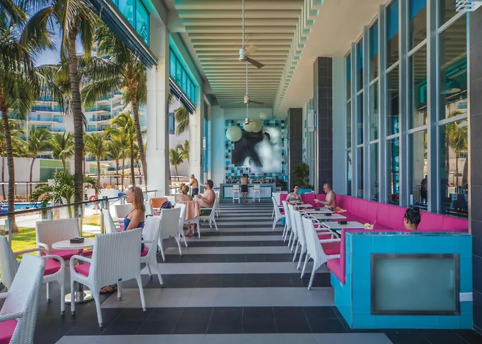 Pet Friendly hotel: Riu Cancun (Adults Only)