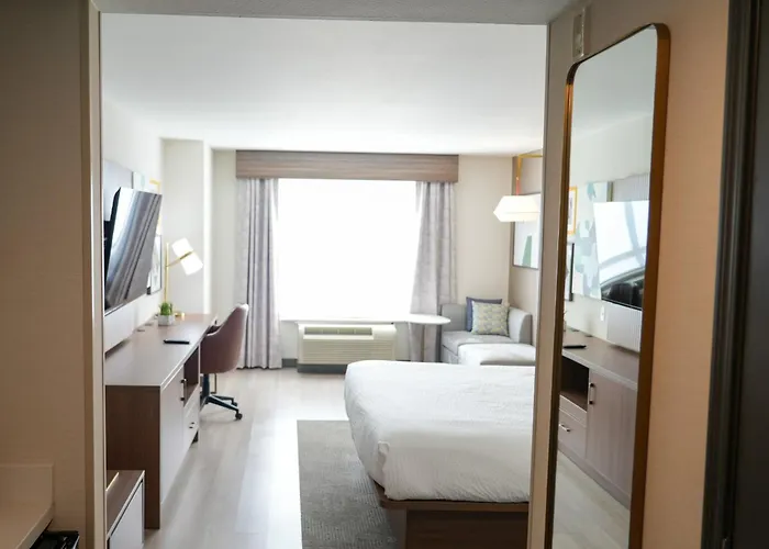 Trip to College Holiday Inn & Suites Phoenix Airport By Ihg