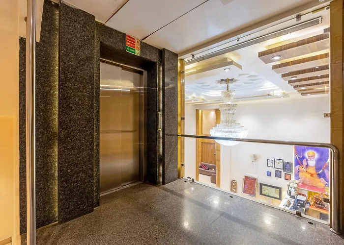 Hotel near College: Aman Continental With Restaurant - 5Mins From Connaught Place ,Railway Station & Metro