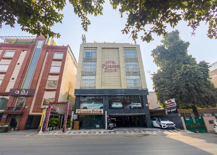 Hotel Picasso Prive Naraina Delhi - Couple Friendly Local Ids Accepted