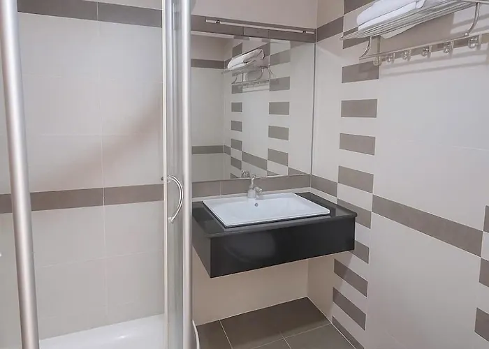 Van Ha Hotel Etown - Nha Ga T3 San Bay Tsn