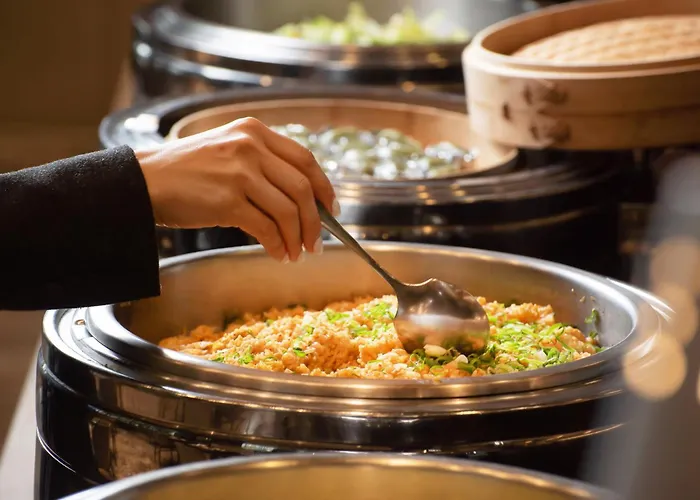 Hotel with pool: Huan Serviced Residence