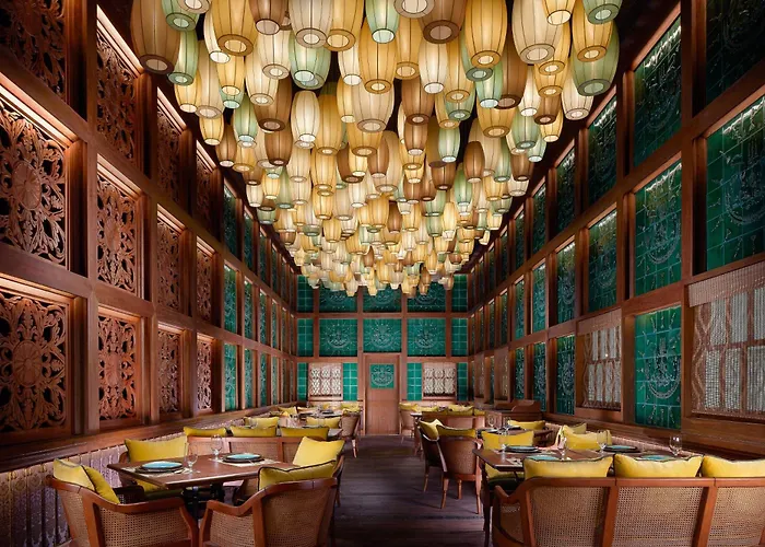 Hotel with pool: The Londoner Hotel