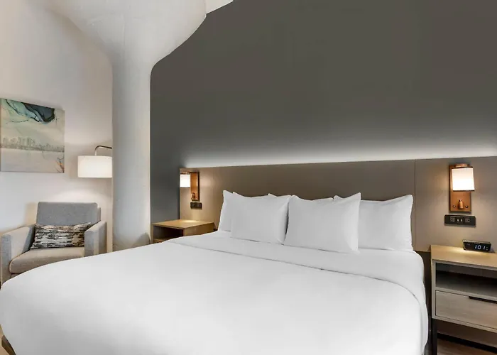 Comfort Inn & Suites Newark Liberty International Airport