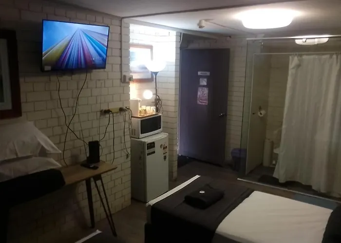 Kingsford Riverside Inn