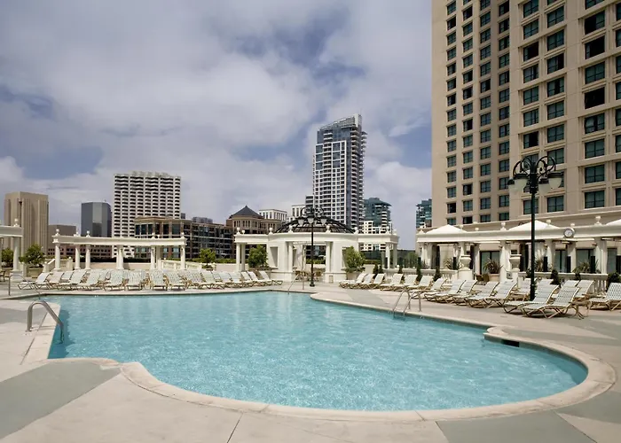 Hotel with Tennis: Manchester Grand Hyatt San Diego