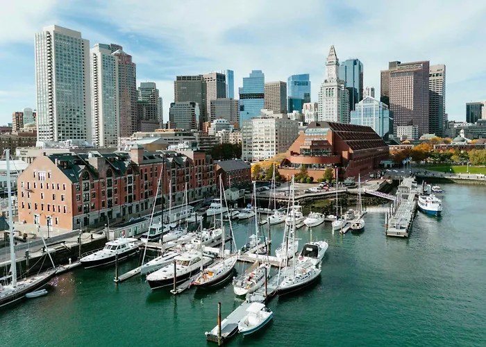 Hotel with pool: Boston Marriott Long Wharf