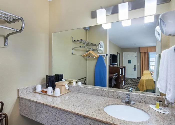 Super 8 By Wyndham West