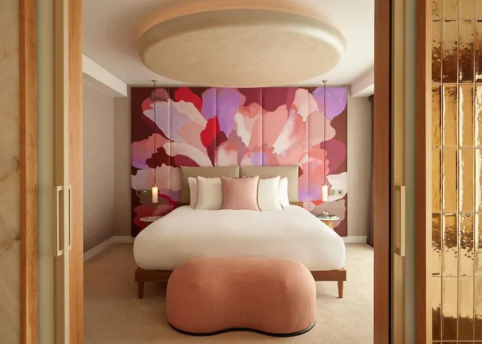  Botree London, Curio Collection By Hilton