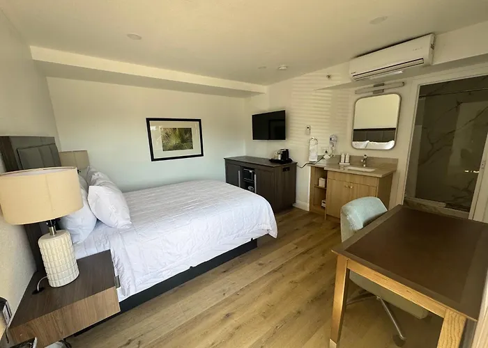 Lamplighter Inn & Suites