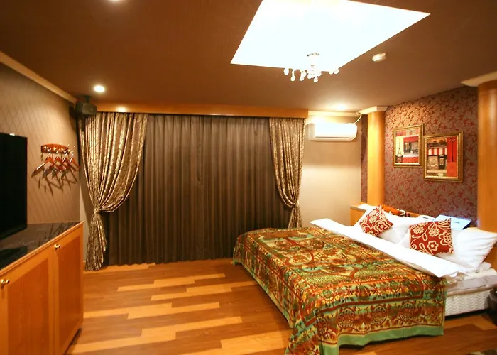 Aura Kanku (Adults Only)