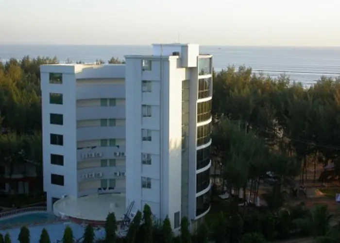 Hotel with pool: Praasad Paradise