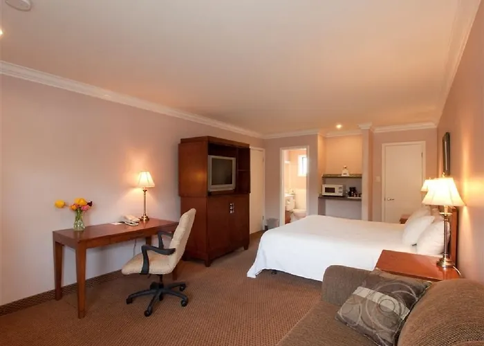  Travelodge By Wyndham Vancouver Lions Gate