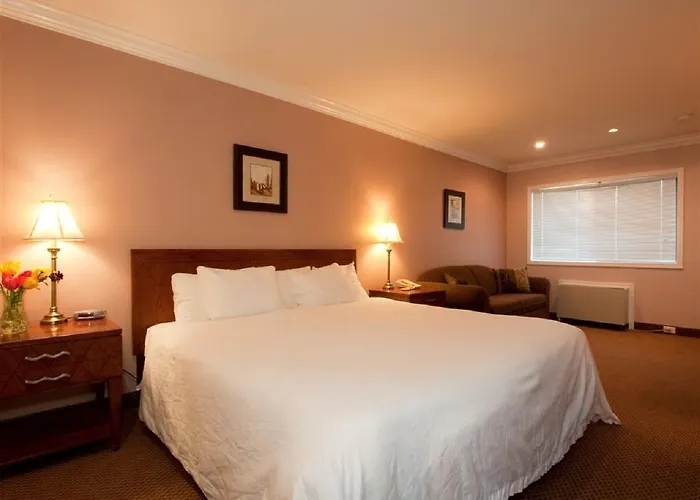  Travelodge By Wyndham Vancouver Lions Gate