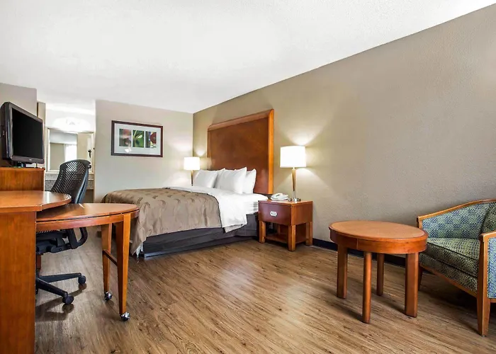 Hotel with Tennis: Quality Inn & Suites University Area