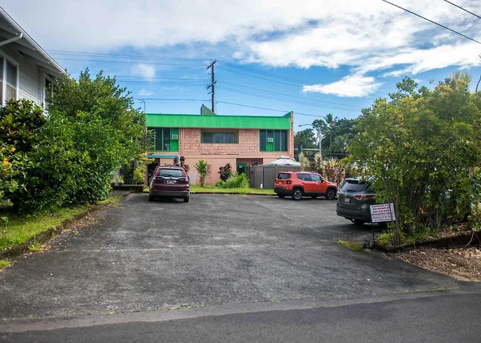 Hotel near College: The Big Island Hostel