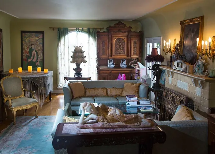 B&B only: Cinema Suites Bed & Breakfast Hsr19-19-001050