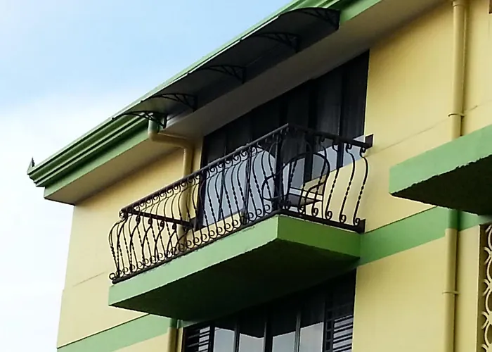  La Guaria Inn & Suites