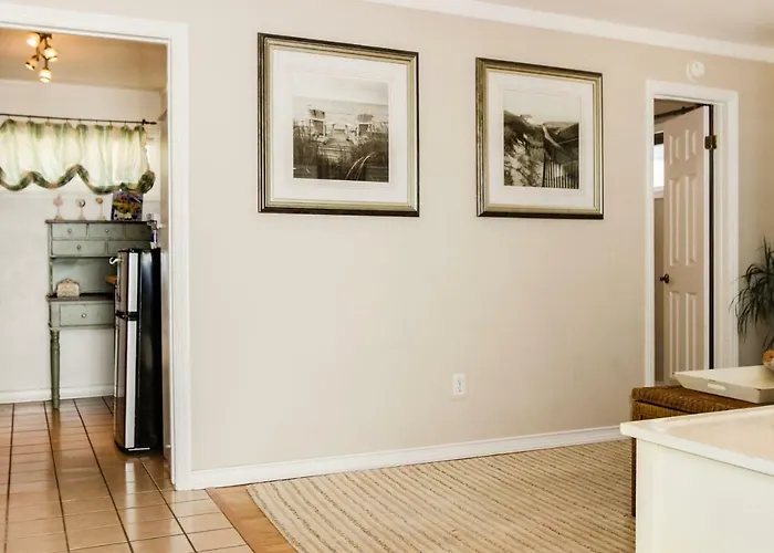 Vacation homes La Jolla Cottage Cozy & Charming Cottage W/ A Private Patio - Just Steps From The Beach