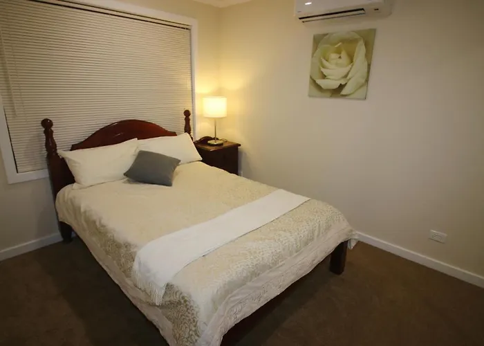 Silver House - Melbourne Airport Accommodation - 7 Minutes From Melbourne Airport