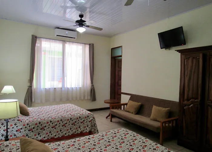  La Guaria Inn & Suites